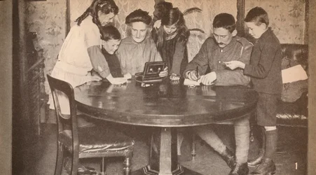 Enfants vidant leurs tirelires pour investir dans un emprunt de guerre, c1917, 1935