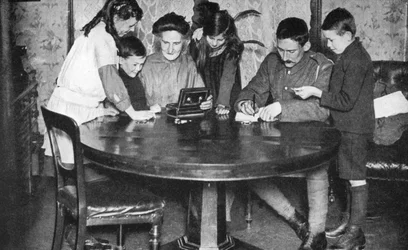 Enfants vidant leurs tirelires pour investir dans des obligations de guerre, 1936