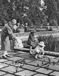 Enfants nourrissant les moineaux à Hyde Park, Londres, 1926-1927
