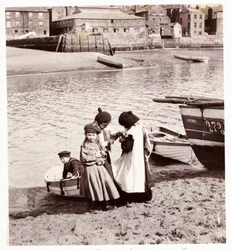 Enfants jouant au bord de l