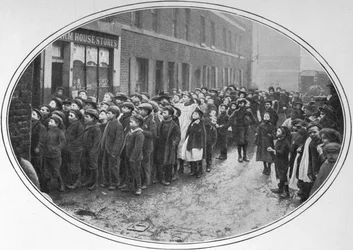 Enfants attendant des repas gratuits, Londres, vers 1900-1901