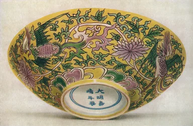 Bol en porcelaine émaillée chinoise. Période Chia Ching, 1522-1566, 1928