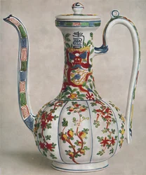 Aiguière en porcelaine chinoise avec décoration en cinq couleurs. Période de Wan Li, 1573-1619, 1928