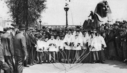Choristes de St Clement Danes marquant les limites avec de longues baguettes, Londres, 1926-1927