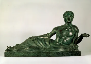 Urne cinéraire en forme de jeune homme allongé, Étrurie, début du IVe siècle av. J.-C.