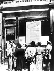 Citoyens de Paris devant un bureau de recrutement de main-d