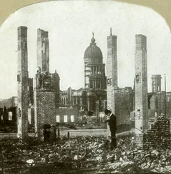 Hôtel de ville - Photographe au premier plan - Hautes cheminées en briques à gauche