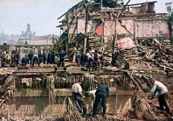 Déblaiement des débris, Dunkerque, France, 1940