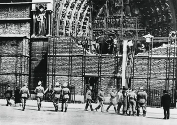 Déblaiement de la protection en sacs de sable de la façade de Notre-Dame, Paris occupé par les Allemands, 1940