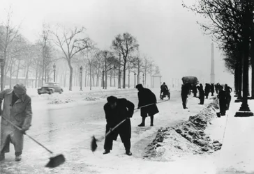 Déneigement sur les Champs-Élysées, Paris occupé par les Allemands, hiver