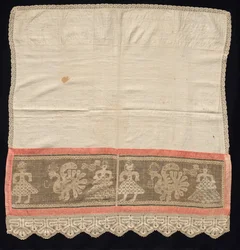Tissu avec bordure de figures féminines et de paons, XVIIIe-XIXe siècle.