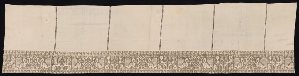 Tissu avec bordure de paons et de végétation, XVIIe-XVIIIe siècle