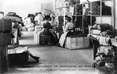 Vêtements pour prisonniers de guerre, Champs-Élysées, Paris, Première Guerre mondiale, 1914-1918