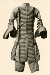 Manteau et culottes en soie ornés de galons fantaisie, c1680, 1937