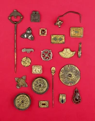 Collection de bijoux anglo-saxons et celtiques comprenant des montures en bronze doré, des broches en forme de soucoupe et cruciformes et un pendentif mérovingien, allant du 1er au 7e siècle apr. J.-C. (bronze)