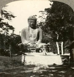 Statue colossale de Bouddha, vénérée par les Japonais, dans un temple sylvestre, Kamakura, Japon, vers 1900