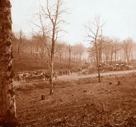 Colonne de troupes, Genicourt, nord de la France, vers 1914-1918