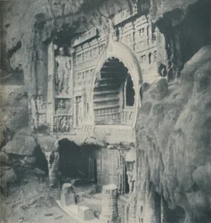 Colonnes et Architrave Sculptées dans la Roche avec une Habileté Merveilleuse, vers 1935