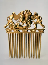 Peigne avec une scène de combat