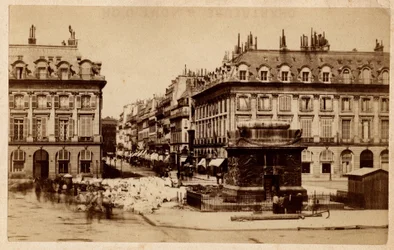 Commune de Paris (1871) vue de la Place Vendôme avec la colonne détruite. Photographie.