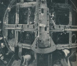Bouclier Greathead composé détruisant une barrière entre deux pays, vers 1935