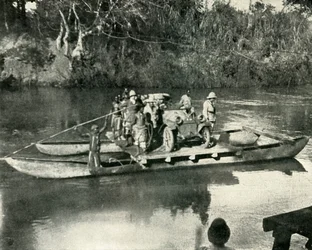 Transport de véhicules motorisés à travers la rivière Mbaka, Afrique orientale allemande