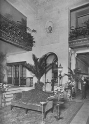 Coin du hall principal, vue vers le bureau, Hôtel Roosevelt, New York, 1924