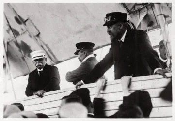 Le comte Zeppelin et le Dr Eckener dans une gondole Zeppelin, Schwaben, Allemagne, vers 1908-1917, 1933