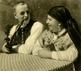 Couple en costume traditionnel, Haute-Autriche, vers 1935