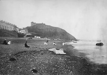 Criccieth - Vue de la plage et du château, 1895