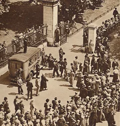 La foule regarde l