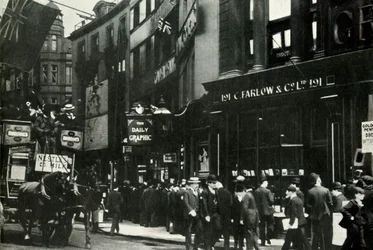 Foules attendant des nouvelles du Budget du Peuple 1909, 1947