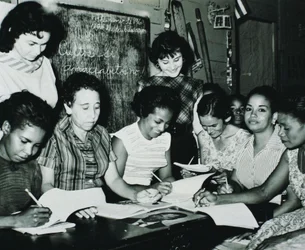 Révolution cubaine : femmes participant aux programmes éducatifs mis en place par la campagne d