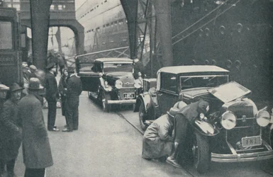 Douaniers examinant des voitures à Southampton, 1937