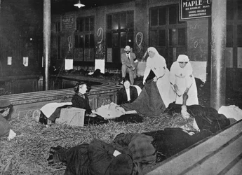 Salle des douanes à la Gare du Nord, Paris, une station de secours pour les réfugiés français, 1914