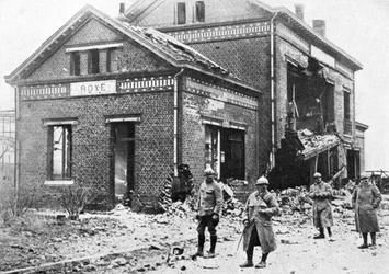 Gare endommagée à Roye, France, Première Guerre mondiale, 1918