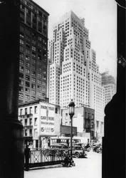 Le bâtiment de 40 étages de la Standard Oil Company et à droite dans l