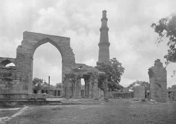 Delhi. - Vue générale de la mosquée Kutub et des ruines, vers 1910