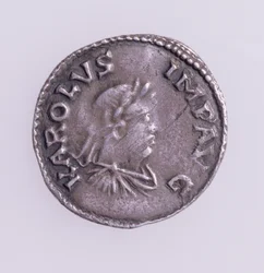 Denier de Charlemagne, avers montrant un portrait de Charlemagne, atelier de Quentovic, 768-814 (argent)