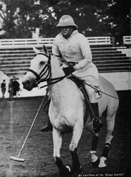 Malgré de lourdes responsabilités, le jeu favori du polo ne pouvait être négligé, vers 1930, 1945