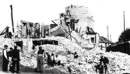 Bâtiment détruit, libération de la France, St Cyr, août 1944