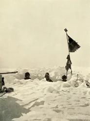 Creuser pour déterminer la profondeur de la neige couvrant un dépôt, vers 1908, 1909