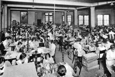 Filles handicapées travaillant à la Mission chrétienne des vendeuses de cresson et de fleurs, Londres, 1926-1927