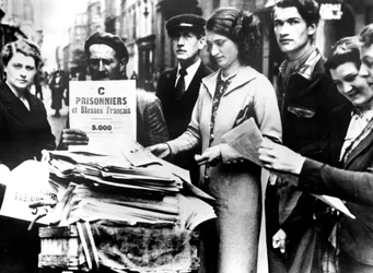 Distribution des premières listes officielles de blessés et de capturés français, Paris, 25 juillet 1940