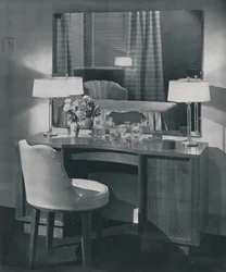Coiffeuse en noyer américain avec chaise pivotante assortie, 1942
