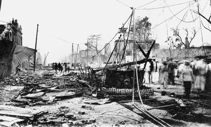 Dégâts du tremblement de terre et voiture brûlée, King Street, Kingston, Jamaïque