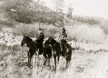 Edd Ladd, Apache de sang pur, de la réserve Jicarilla, Nouveau-Mexique, avec le commissaire indien Cato Sells, à cheval 1920 (photo)