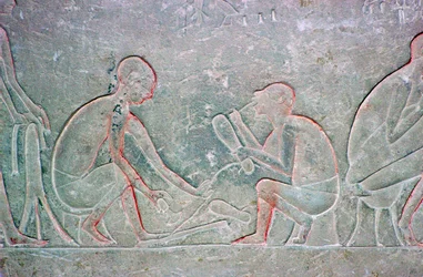 Relief égyptien montrant des cordonniers, 14ème siècle av. J.-C.