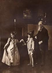 Elizabeth Angela Marguerite Bowes-Lyon, en cours de danse avec son frère, 1909