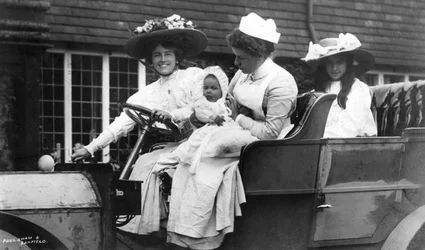 Ellaline Terriss, actrice britannique, avec sa fille et son bébé, vers 1906